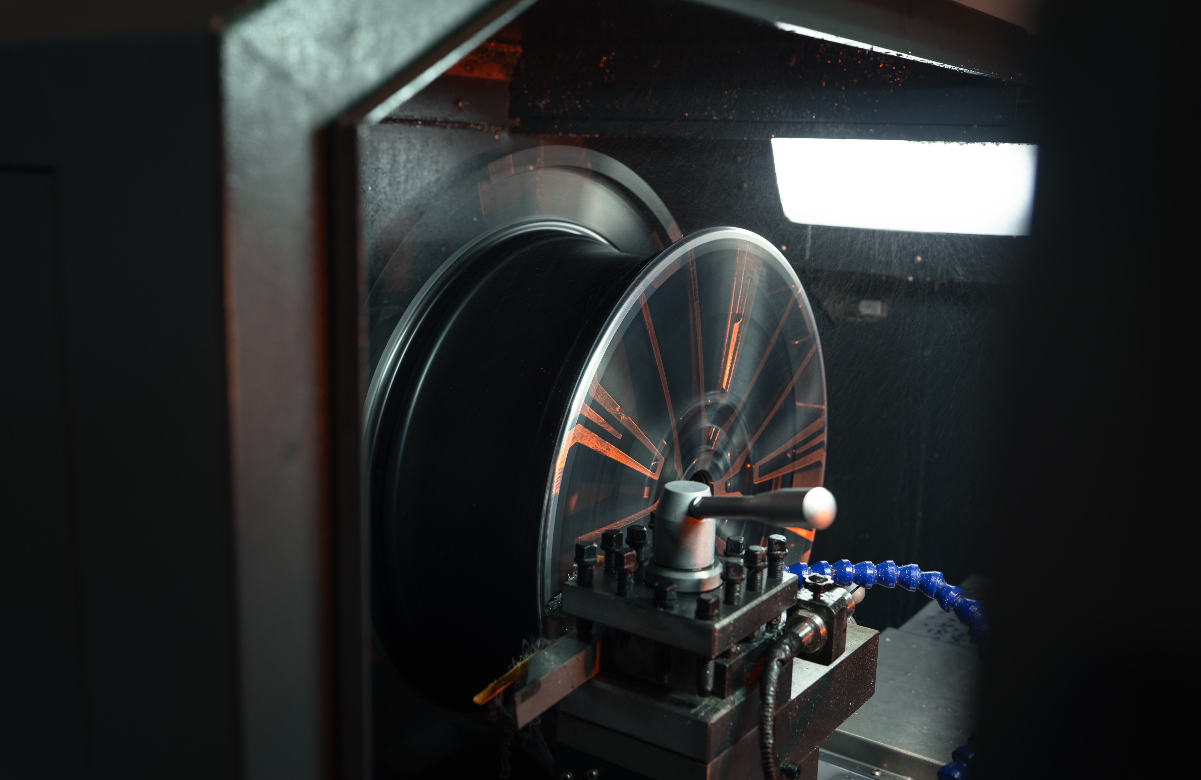 Velg draait in de CNC-machine