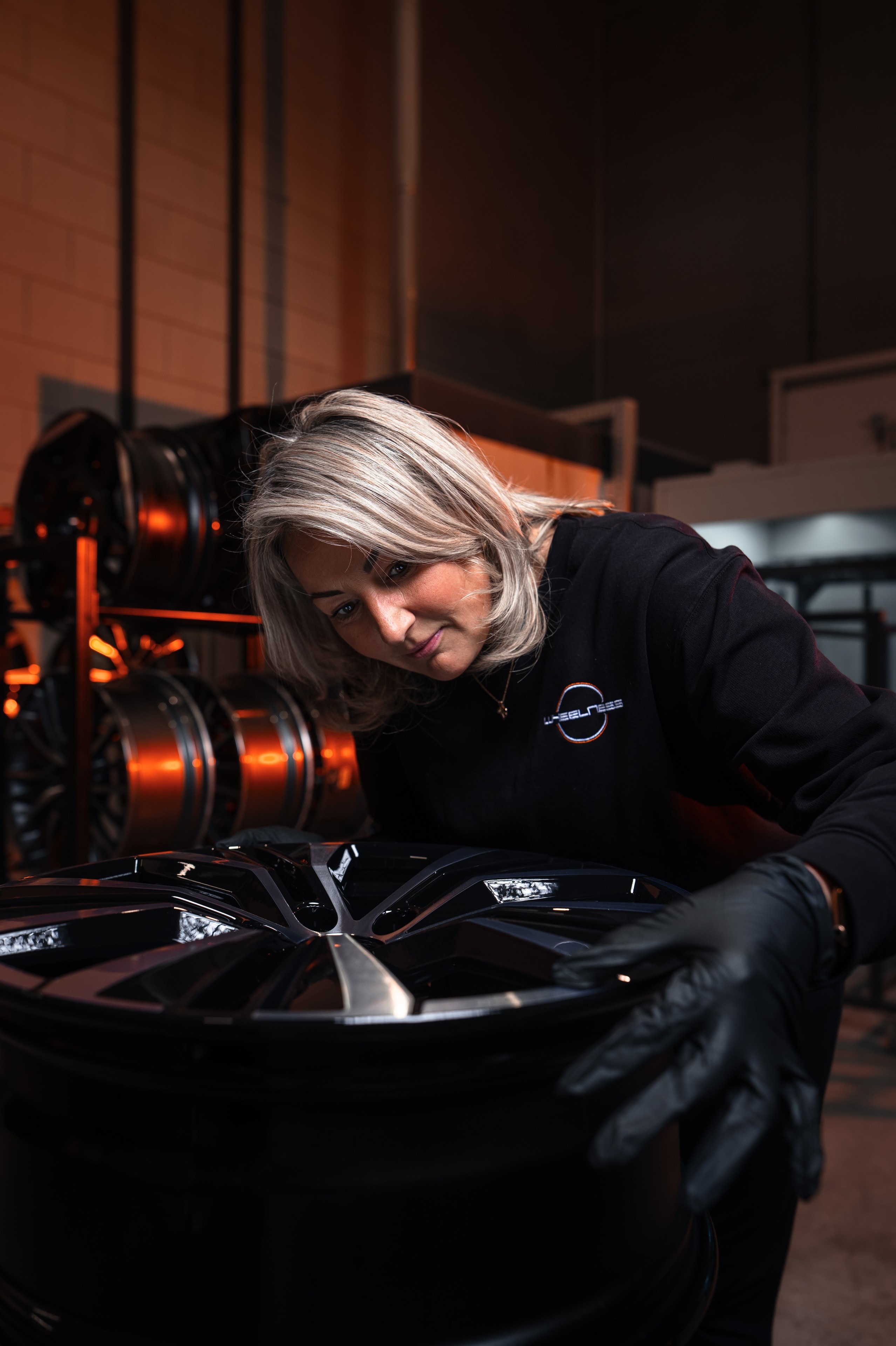 Kristel inspecteert een velg in de werkplaats