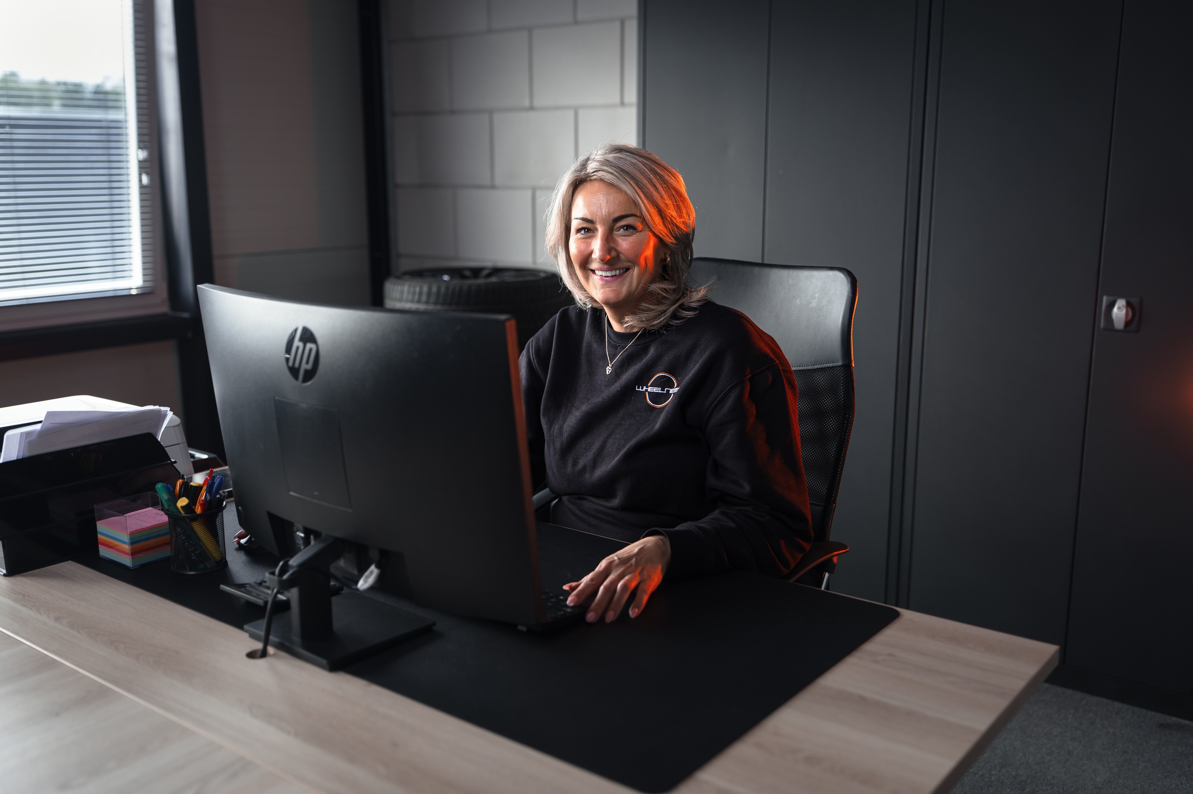 Kristel aan haar bureau op kantoor