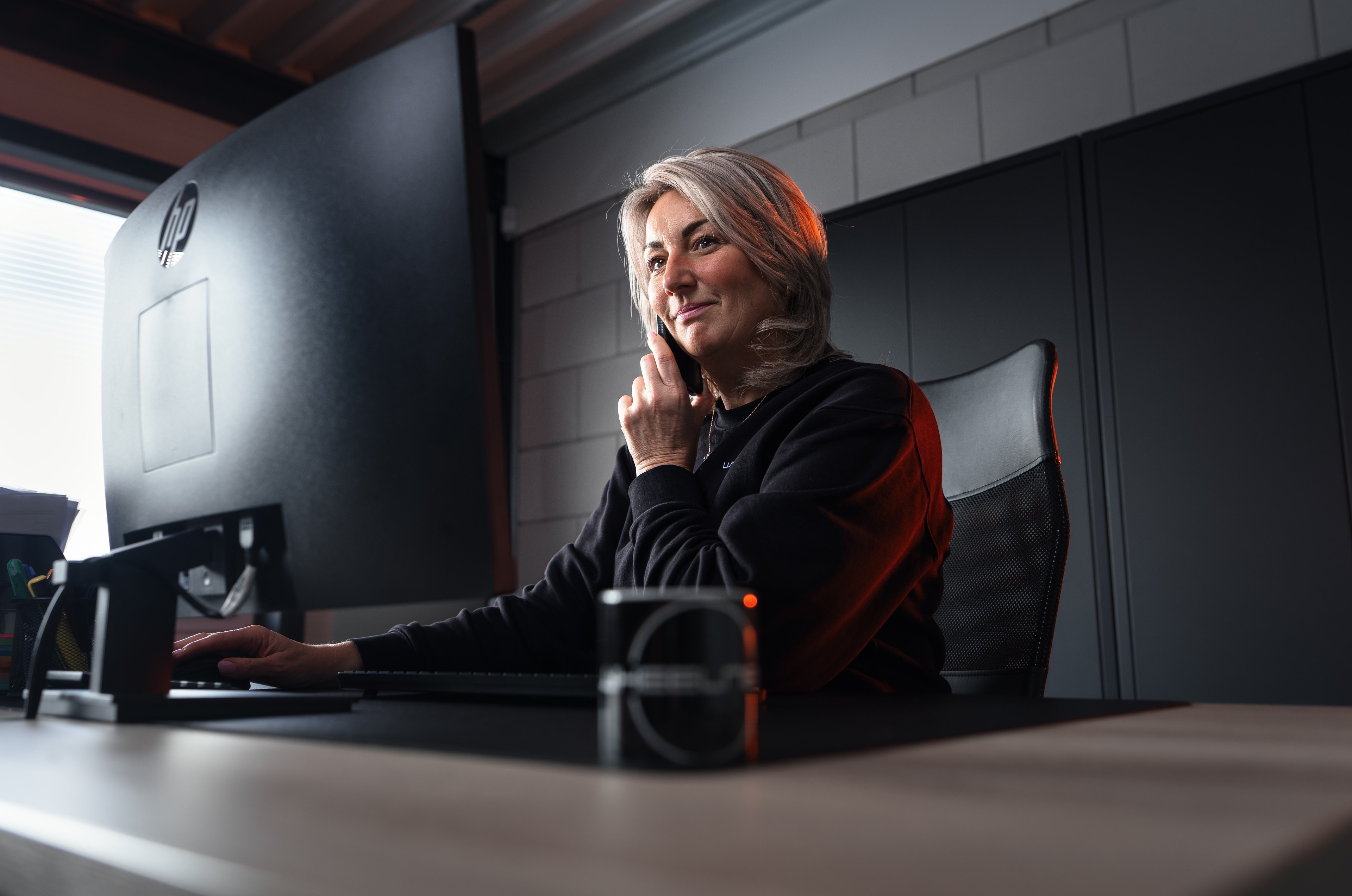 Kristel achter haar bureau op kantoor