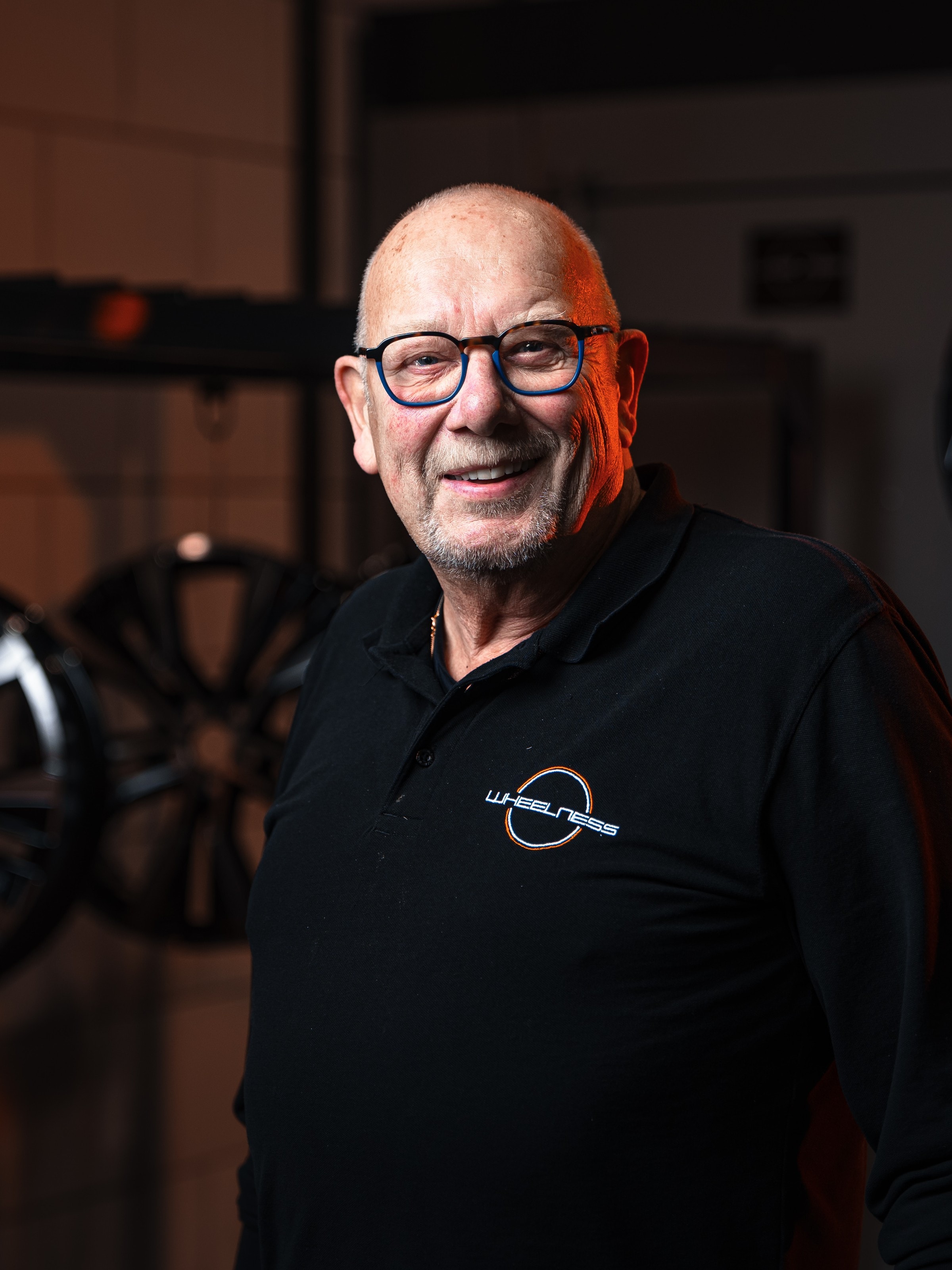 Portret van Joop tussen de velgenrekken