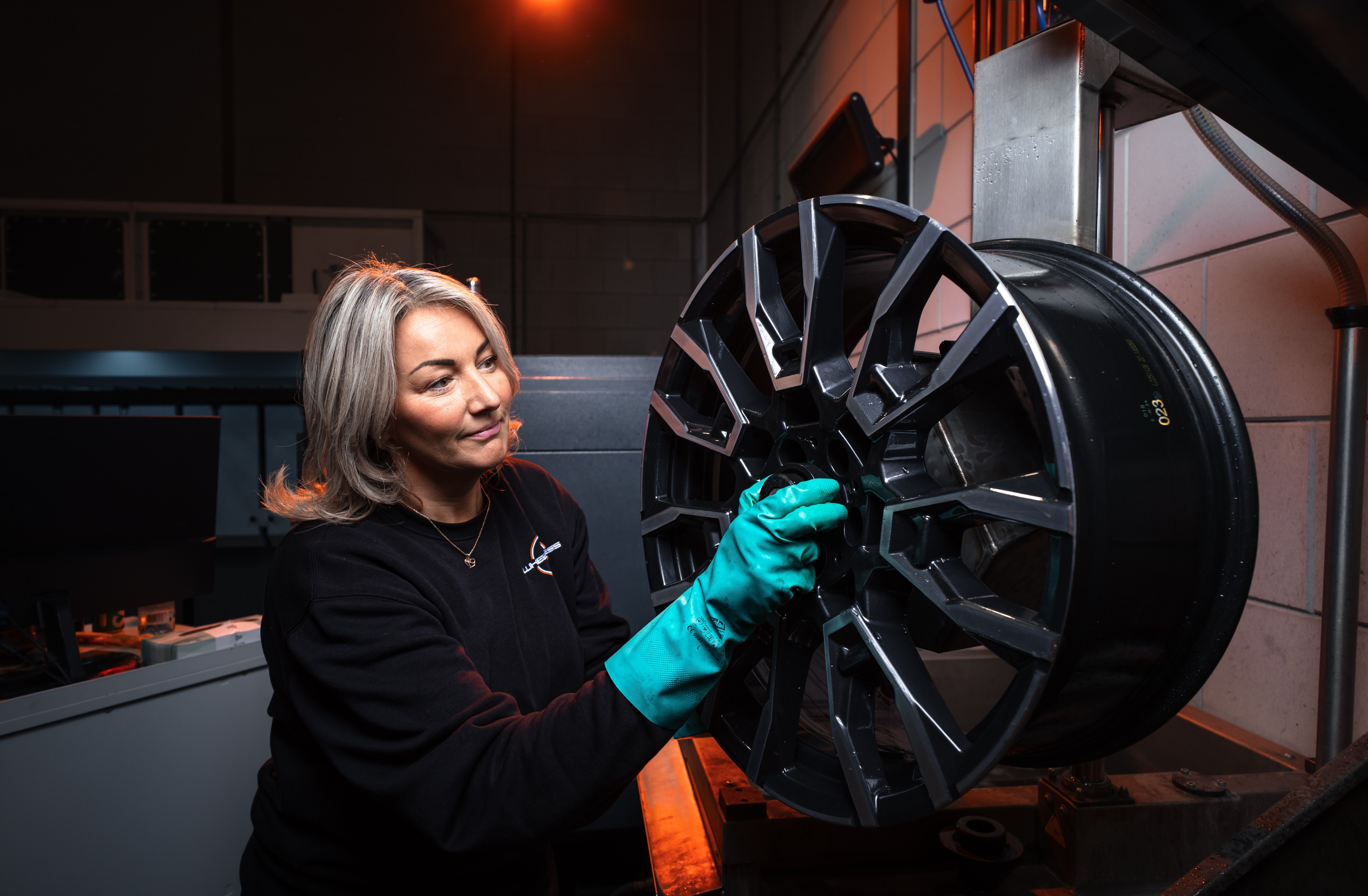 Kristel bewerkt een velg voor